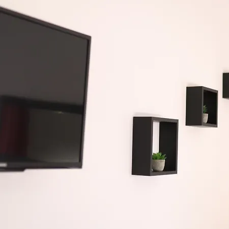 2nd Floor - Holiday House *